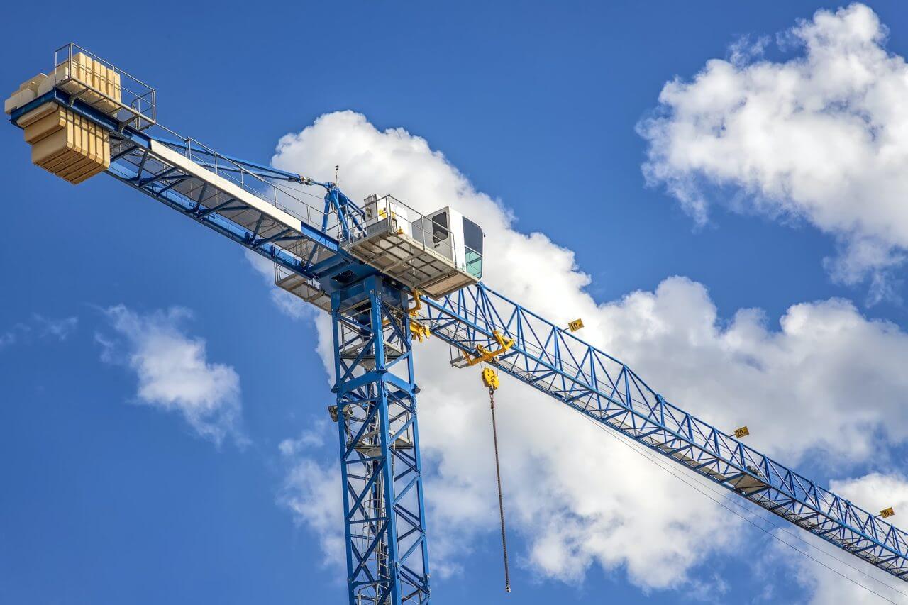 Macara turn montata pe un santier de constructii